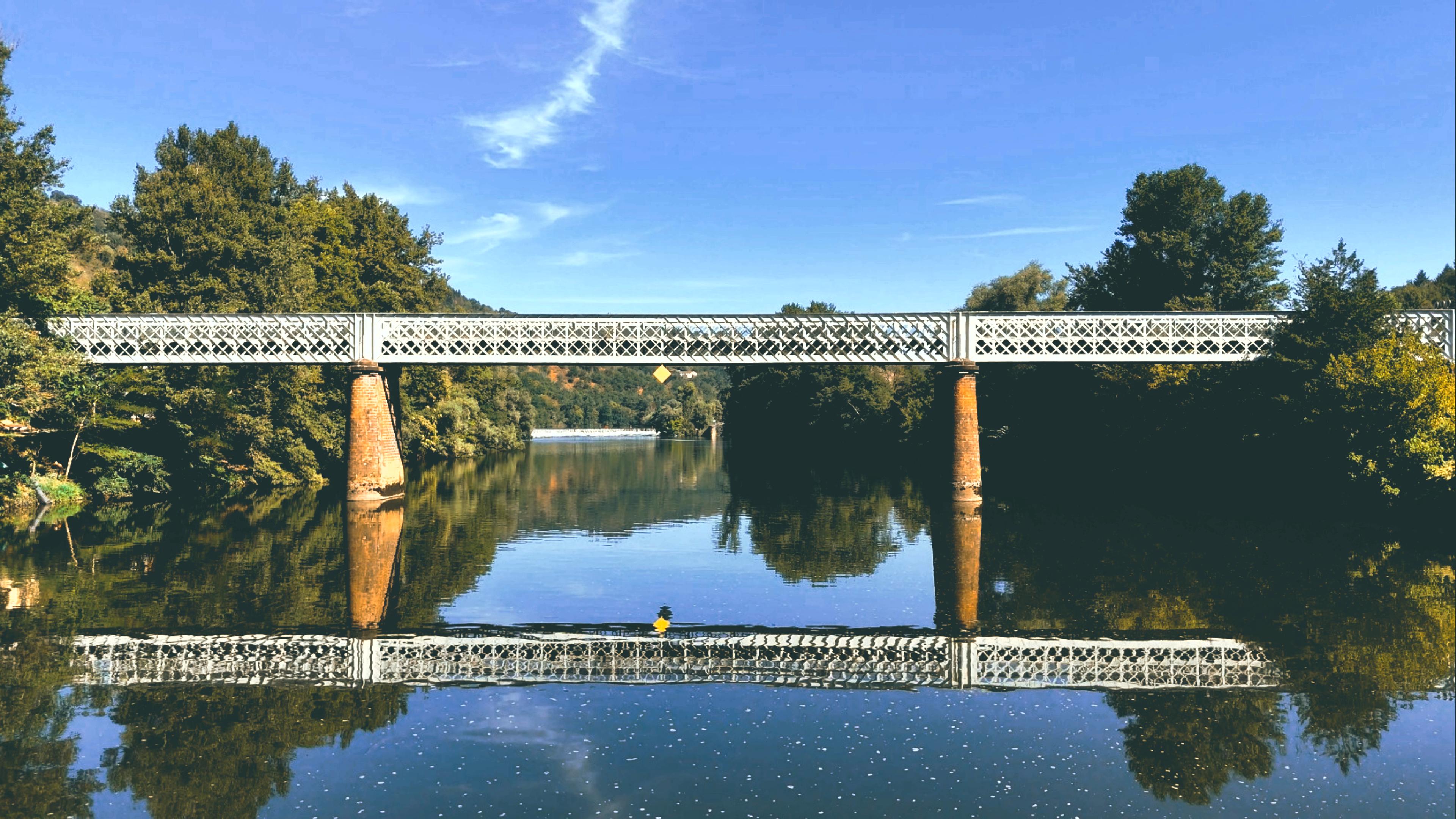 Cast-iron footbridge reflected in the Lot